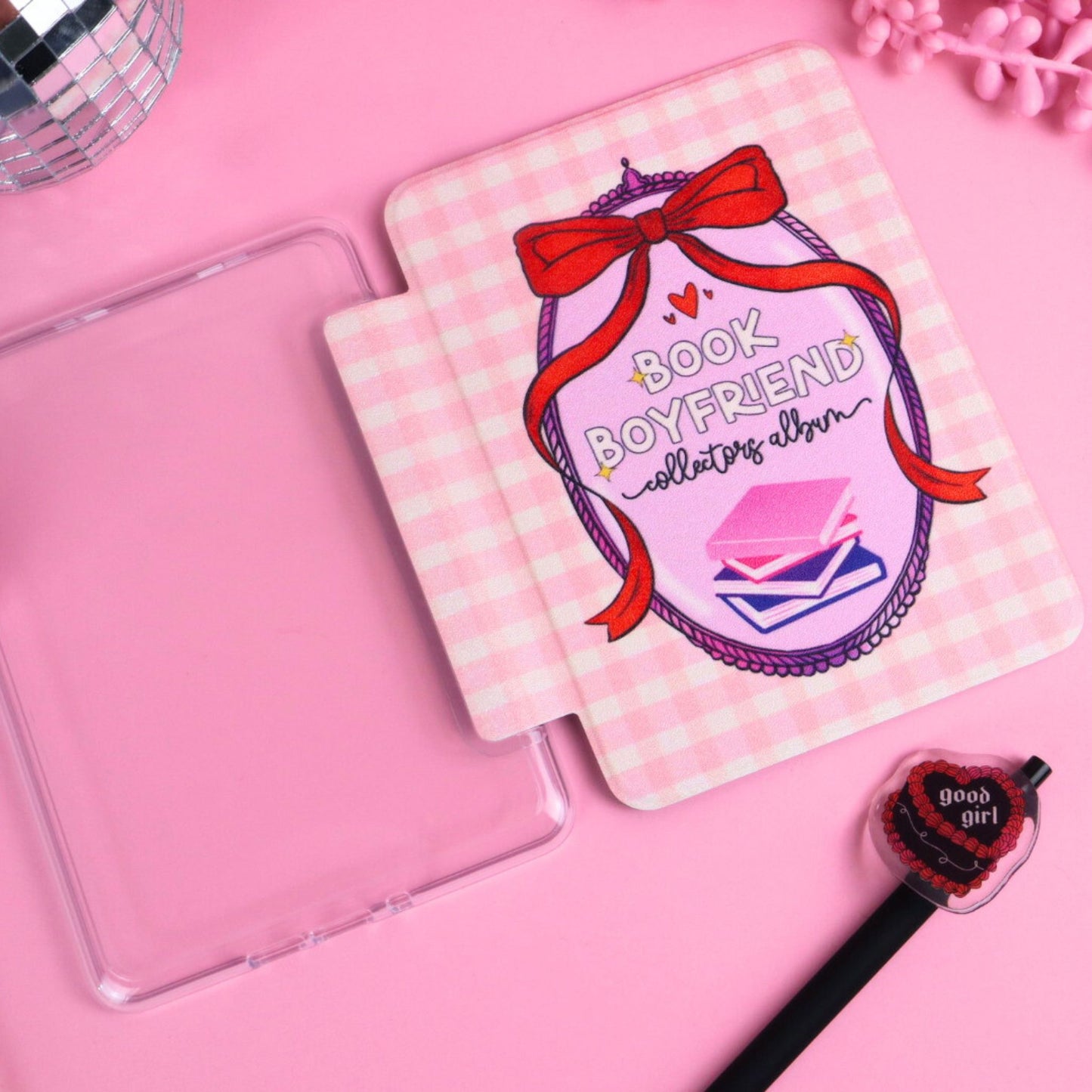 Protective Kindle case with pink faux-leather look and book boyfriend collector album title