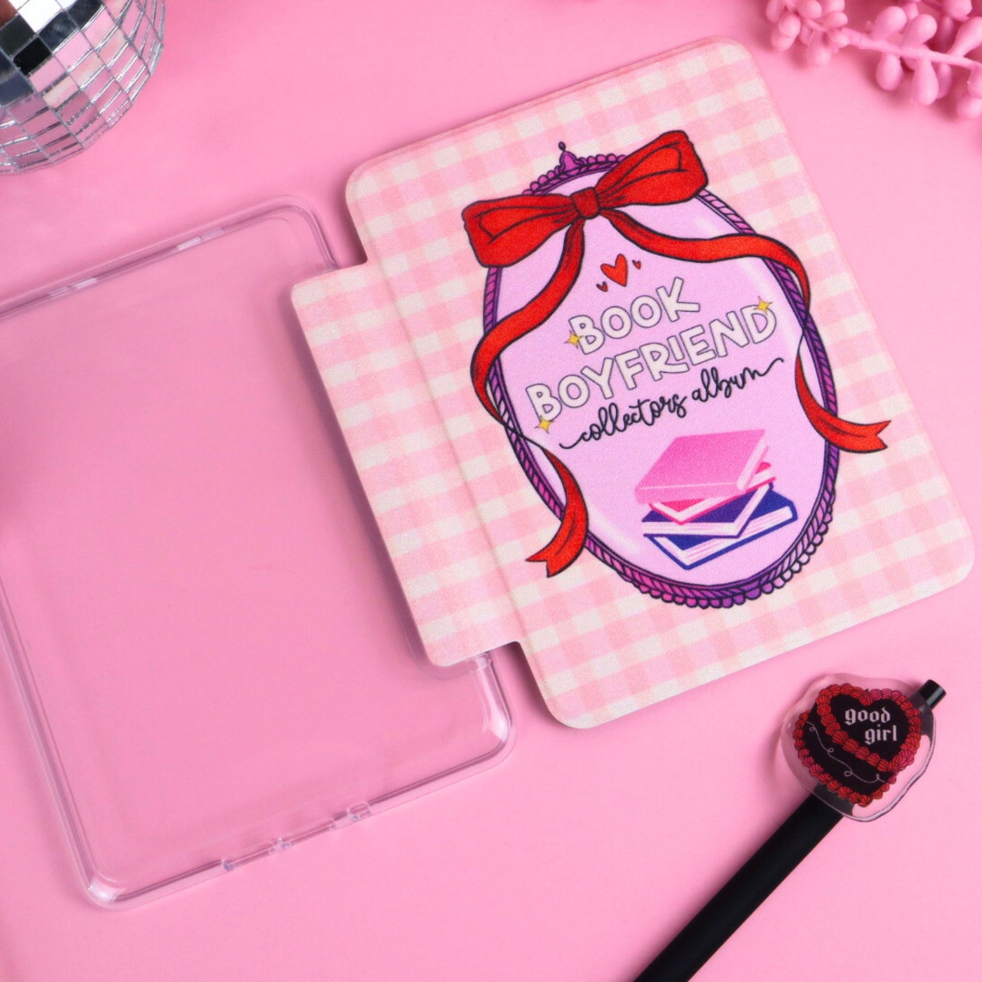 Protective Kindle case with pink faux-leather look and book boyfriend collector album title