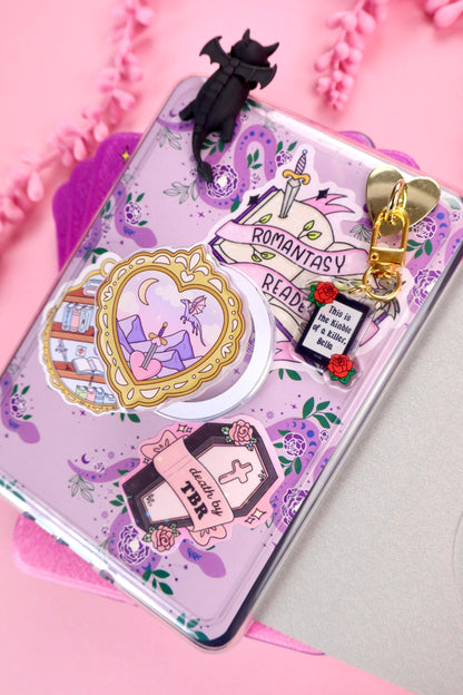 Romantasy reads grip, dragons and swords, shadow daddy book club, rhysand, xaden riorson, kingfisher, acotar, fourth wing, quicksilver bookish merch kindle grip, romantasy readers, romantasy accessories, kindle decor, cute gift for booklovers